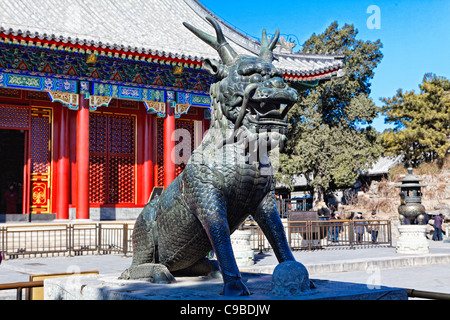 Stataue di Qilin, Cinese creatura chimerici, il Summer Palace, Pechino, Cina Foto Stock