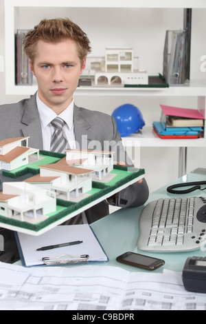 Architetto tenendo in mano un modello di edificio Foto Stock