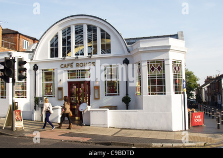 Cafe Rouge ristorante francese, in edificio Art Deco (ex Samuel Ryder sementi della hall), St Albans, Hertfordshire, Inghilterra, Regno Unito Foto Stock