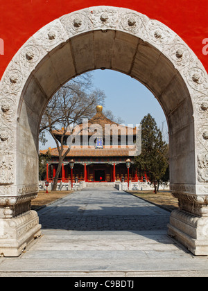 Palazzo Biyong osservata attraverso un arco, Imperial College, Pechino, Cina Foto Stock