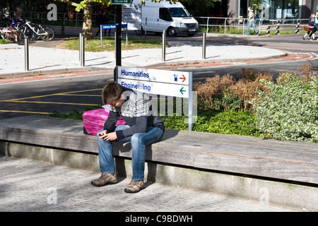 Studente del campus, Università di Warwick, Coventry, West Midlands, England, Regno Unito Foto Stock