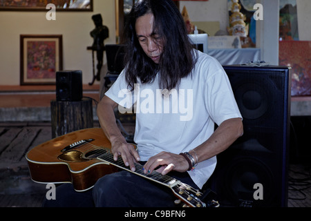 Chitarrista. Primo piano di una chitarra acustica utilizzando un'insolita tecnica di 'tap' Foto Stock
