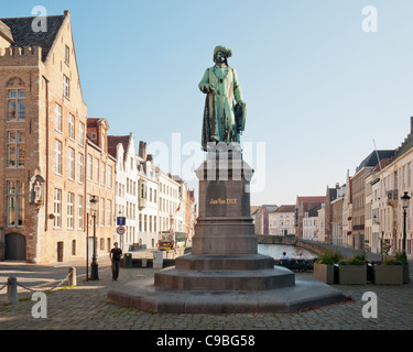 Statua (1878) del pittore fiammingo, Jan Van Eyck, a Jan Van Eyckplein, nordest Bruges, Belgio Foto Stock