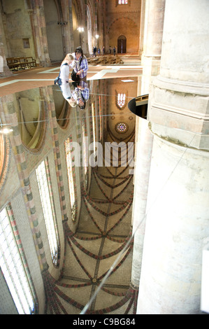 Specchi consente di ammirare il altamente decorato a doppia navata e la palmiof la chiesa giacobina a Tolosa, a sud-ovest della Francia Foto Stock