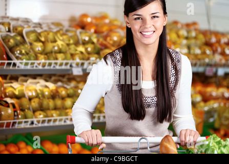 Immagine della bella donna che guarda la telecamera nel supermercato Foto Stock