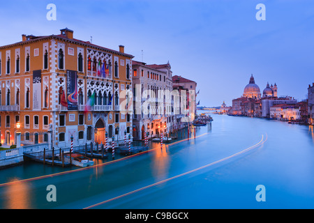 Tramonto a Venezia dal ponte dell'Accademia con la vista sul Canal Grande Foto Stock