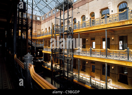 Il 1893 Bradbury Building Interior mostra off il vintage stile architettonico di questo centro storico edificio per uffici a Los Angeles, California, USA. Foto Stock