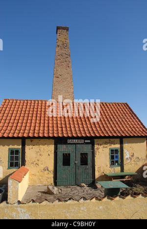 Galleria d'arte in una vecchia smokehouse a Allinge sulla costa nordorientale del Mar Baltico isola di Bornholm, Danimarca Foto Stock