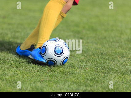 Dettaglio immagine di un giocatore di calcio è la gamba quando è calciare la palla Foto Stock