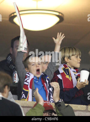 CRUZ BECKHAM & Romeo Beckham la galassia della LA V HOUSTON dinamo. MLS Cup Final 2011 CARSON LOS ANGELES CALIFORNIA USA 20 Novembre 201 Foto Stock