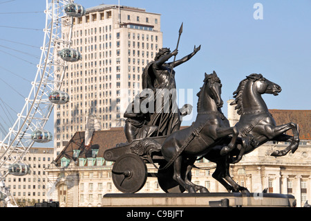 Statua di Boudica con il London Eye e il guscio edificio al di là di Foto Stock