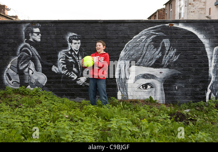 Il Liverpool progetto murale  Il Riverside group in bianco e nero di dipinti murali dei Beatles, Seaforth, Merseyside, Regno Unito Foto Stock