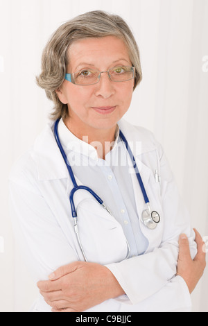 Senior medico donna in bianco con stetoscopio ritratto professionale Foto Stock