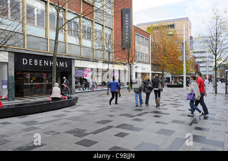 Alberi di autunno centro città street scene people shopping nel retail high street negozio Debenhams ingresso & window display Slough Berkshire REGNO UNITO Foto Stock