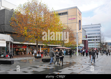 Scena autunnale di strada gente che cammina lungo la strada principale dello shopping del centro città, con il Queensmere Shoppers Center oltre a Slough, Berkshire, Regno Unito Foto Stock