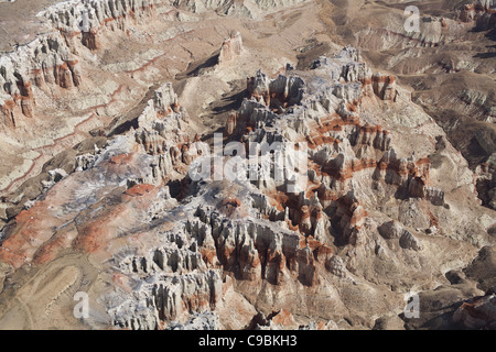 VISTA AEREA. Canyon della miniera di carbone ai margini dell'altopiano di Moenkopi. Navajo e Hopi Lands, Coconino County, Arizona, USA. Foto Stock