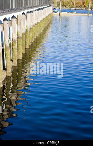 In legno di ormeggio permanente ancorare al Molo di Greenwich Harbour Foto Stock