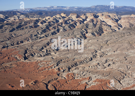 VISTA AEREA. Lato orientale del Capitol Reef National Park con il Boulder Mountain in lontananza. Wayne County, Utah, Stati Uniti. Foto Stock