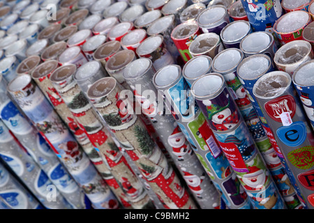 Rotoli di regalo di Natale carta da imballaggio per la vendita, pattern/immagine di sfondo Foto Stock