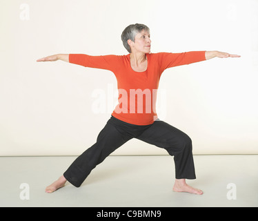 Senior donna facendo esercizio Foto Stock