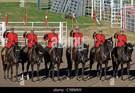 Canada, Alberta, Lethbridge, Royal Canadian polizia montata Musical Ride, RCMP cavalleria in piena abito rosso serge uniforme su cavalli Foto Stock