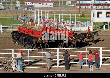 Canada, Alberta, Lethbridge, Royal Canadian polizia montata Musical Ride, RCMP cavalleria in piena abito rosso serge uniforme su cavalli Foto Stock