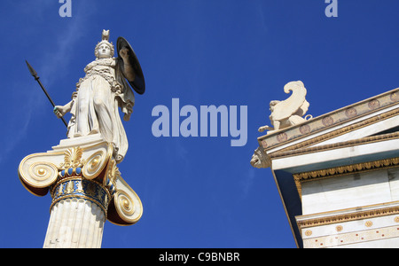 Statua di Pallade Atena, patrono di Atene, di fronte all'Accademia Nazionale di Atene, Grecia. Foto Stock