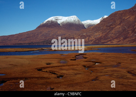 La Scozia, West Highlands, Torridon, Beinn Alligan gamma con Tom-Na-Gruagaich a 922 metri, visto sul Loch Torridon. Foto Stock