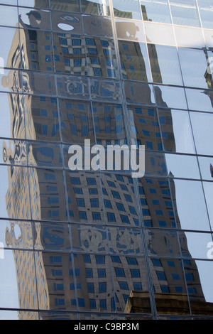 La General Motors Building con lo sherry Paesi Bassi Hotel riflettendo in vetro in New York City USA Foto Stock