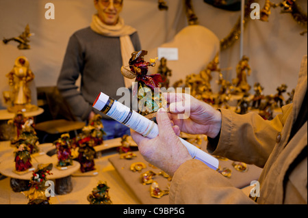 Parigi, Francia, Man Shopping in Champs Elysees Mercatino di Natale, figurine fatte a mano in mostra, fatto di foglie, NATALE A PARIGI Foto Stock