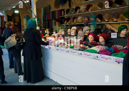 Parigi, Francia, Donne arabe Shopping agli Champs Elysees mercatino di Natale, donne arabe in hijab, fast fashion, NATALE A PARIGI, donna in hajib, francia musulmana, donna che indossa un hijab francia Foto Stock