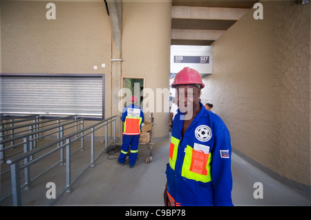 JOHANNESBURG - MARZO 28: ritratto dei lavoratori all'interno del nuovo sistema operativo dello stadio Soccer City pronto per la coppa del mondo 28 marzo 2010 Johannesburg, Sud Africa Foto Stock