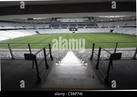 Vuoto stadio di calcio con un segno di non camminare a piedi sul verde Foto Stock