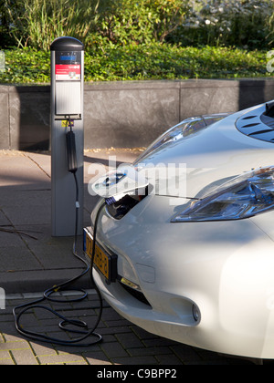 La Nissan Leaf auto elettrica collegata e caricata in Amsterdam, Paesi Bassi Foto Stock