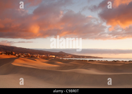 Vista di Playa del Ingles a sunrise da Maspalomas dune di sabbia, Gran Canaria Isole Canarie Spagna Foto Stock