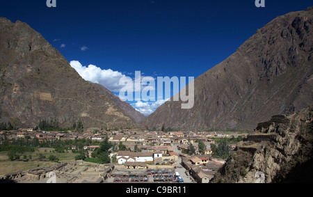Rovine Inca presso il villaggio di Ollantaytambo, regione di Cuzco, Perù, Sud America Foto Stock