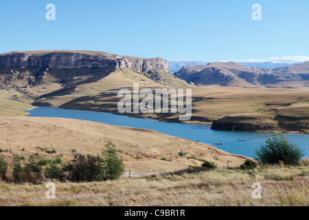 Vista della diga Driekloof e Maluti Mountains, Libero Stato Provincia, Sud Africa Foto Stock