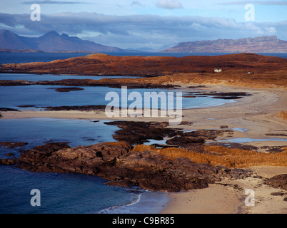 La Scozia, Highlands, a Ardnamurchan, Sanna Bay con, da sinistra a destra nell'isola di rum e isola di Eigg al di là. Foto Stock