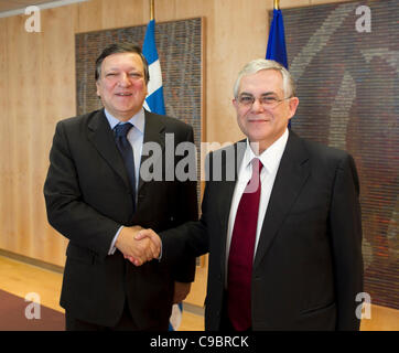 Il neo eletto primo ministro della Grecia, Lucas Papademos (sulla destra), mostrato durante il suo primo incontro con il Presidente della Commissione europea José Manuel Barroso. Foto Stock