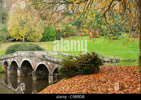 Ponte palladiano con la riflessione di alberi di autunno nel lago, England Regno Unito Foto Stock