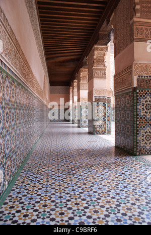 Elaborare lavori di piastrelle nella Madrasa Ben Youssef, Marrakech, Marocco Foto Stock