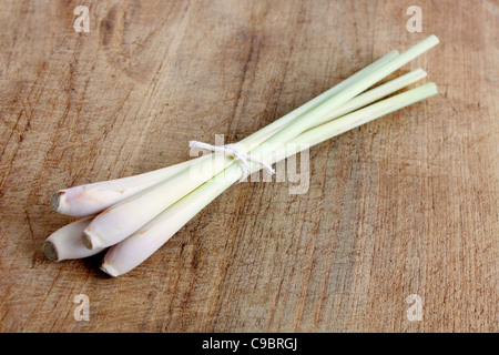 La citronella isolato su una tavola di legno bg Foto Stock