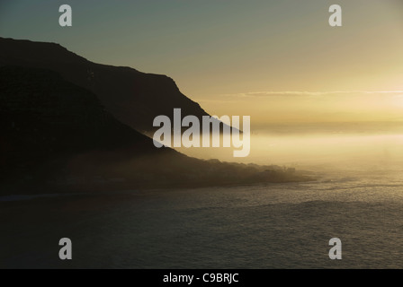 Early Morning mist over Kalk Bay e Fish Hoek, Cape Town, Provincia del Capo Occidentale, Sud Africa Foto Stock