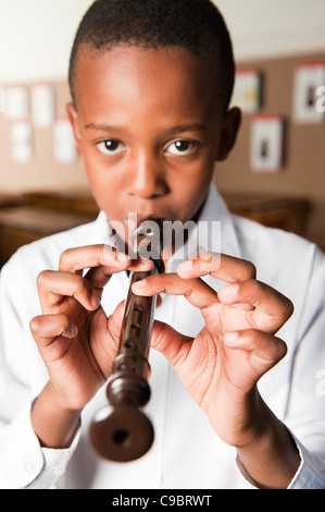 Ritratto di ragazzo giocando registratore in aula, Johannesburg, provincia di Gauteng, Sud Africa Foto Stock