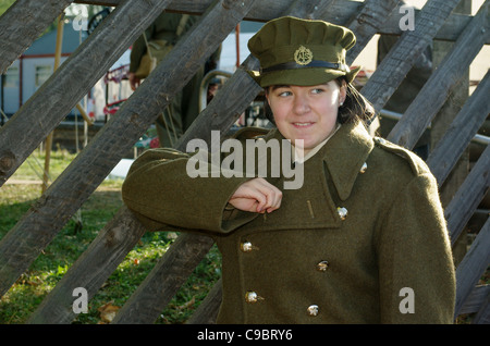 Giovane ragazza vestita di un esercito greatcoat e cappuccio a WW2 rievocazione Foto Stock