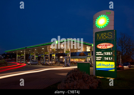 Garage di carburante e il piazzale antistante la notte, Inghilterra, Europa Foto Stock