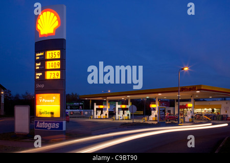 Carburante Shell Garage e il piazzale antistante la notte, Inghilterra, Europa Foto Stock