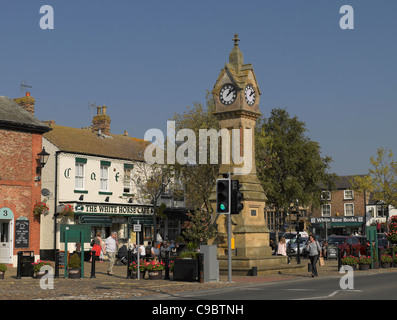 La Torre dell Orologio in luogo di mercato Thirsk North Yorkshire England Regno Unito Regno Unito GB Gran Bretagna Foto Stock