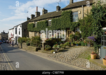 Case case case case case in Grassington villaggio Upper Wharfedale Yorkshire Dales North Yorkshire Inghilterra Regno Unito GB Gran Bretagna Foto Stock