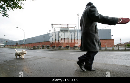 Un uomo cammina è passato cane PSNI Woodburn stazione di polizia nella parte occidentale di Belfast. Foto Stock
